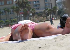 Bikini-Girl-Spying-on-Beach-x25-a7mtad70zv.jpg