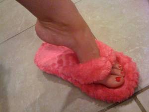 Girl-I-Know.-Taking-2-3-Photos-of-her-Feet-Look-What-She-Did-f7mt2r7yei.jpg