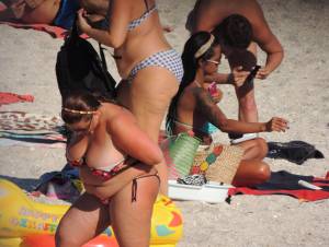 A little mix of beach girls spying-67mt63ghc0.jpg