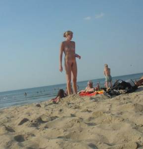 Photos-from-worldwide-nude-beaches-m7mt74g0i1.jpg
