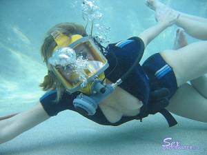 Sandy Knight underwater (x159)-i7mt9vxq2a.jpg