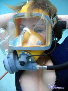 Sandy Knight underwater (x159)07mt9w22jb.jpg