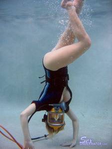 Sandy Knight underwater (x159)n7mt9weh6w.jpg