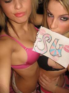 2020.11.26-Two-Awesome-Selfie-Teen-Girls-NN-Covered-Nudes-Reloaded-a7mtjmchvc.jpg