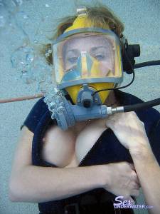 Sandy Knight underwater (x159)-b7mt9w86a2.jpg