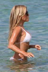 Sylvie Meis â€“ Stunning Toned Body in Small Bikini on the Beach in Saint Tropezo7mufurs1i.jpg
