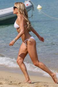 Sylvie Meis â€“ Stunning Toned Body in Small Bikini on the Beach in Saint Tropez-57mufv3etj.jpg