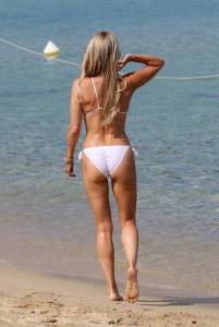 Sylvie Meis â€“ Stunning Toned Body in Small Bikini on the Beach in Saint Tropezp7mufvcnkq.jpg