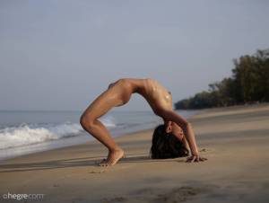 Hiromi - beach yoga - 40 Photosk7mushg105.jpg