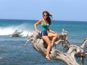 Amanda Cerny â€“ Swimsuit Photoshoot Candids in Arubao7mx9ncv4s.jpg