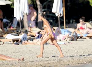 Lady Amelia Windsor â€“ Topless Candids in Ibiza-t7nagvi1bb.jpg
