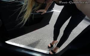 Foot-Goddess-Gosia-Feet-barefoot-in-High-Heel-Mules-french-nails-o7nae14adq.jpg