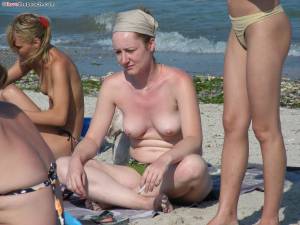 Naked Beach Girls 1-j7neb8t4v5.jpg