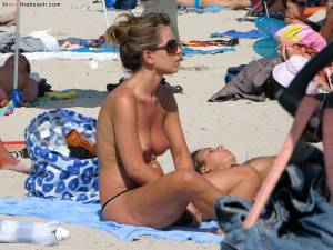 Naked Beach Girls 15-37nehbfdc2.jpg