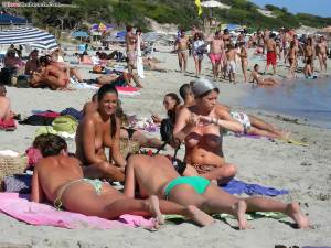 Naked Beach Girls 14-m7nefx6wkj.jpg