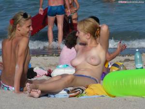 Naked-Beach-Girls-1-s7neb824r3.jpg