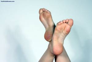 Cute-Feet-Linda-k7neun7tv3.jpg