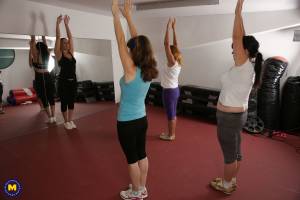 Mature women love to get sweaty in the gym (x419)-l7nfiol36k.jpg