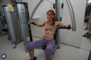 Mature women love to get sweaty in the gym (x419)-b7nfix6o4v.jpg