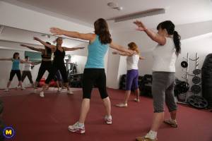 Mature women love to get sweaty in the gym (x419)-e7nfio8577.jpg
