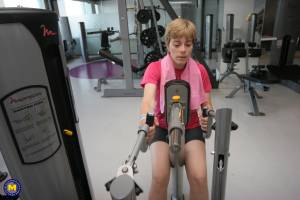 Mature women love to get sweaty in the gym (x419)-h7nfixu04k.jpg