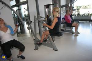 Mature women love to get sweaty in the gym (x419)e7nfite1kl.jpg