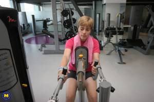 Mature women love to get sweaty in the gym (x419)-17nfixt5du.jpg