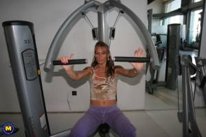 Mature women love to get sweaty in the gym (x419)-p7nfix1vor.jpg