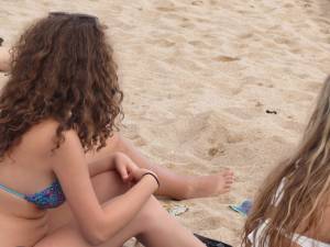 Spying-Girls-On-The-Beach-%5Bx123%5D-x7nf3qpyvo.jpg