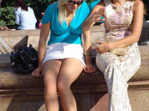 Voyeur Spying Miniskirt Girl Chatting [x12]h7nfv7dc0l.jpg