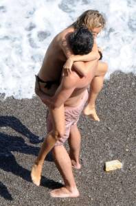 Sienna Miller - Topless at the Beach-n7ng285kqn.jpg