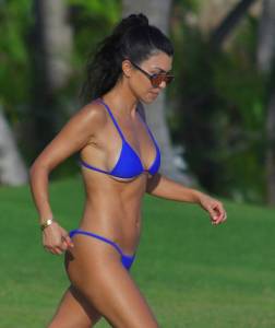 Kourtney Kardashian â€“ Bikini Candids in Mexicoq7ngi3jmsq.jpg