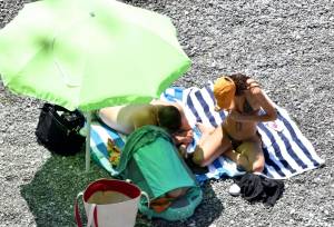 Emily Ratajkowski â€“ Sexy Boobs Slip in Bikini on a Beach in Positano (NSFW)-q7ngw8iby1.jpg