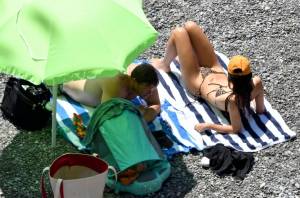 Emily Ratajkowski â€“ Sexy Boobs Slip in Bikini on a Beach in Positano (NSFW)p7ngw8hucf.jpg