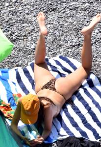 Emily Ratajkowski â€“ Sexy Boobs Slip in Bikini on a Beach in Positano (NSFW)57ngw8jlyx.jpg