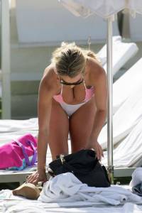 Lindsey Pelas â€“ Bikini Candids in Miami17ngu0f1jg.jpg