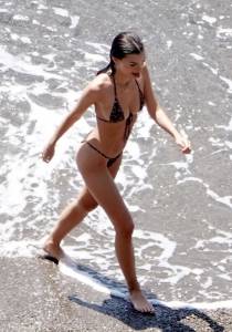 Emily Ratajkowski â€“ Sexy Boobs Slip in Bikini on a Beach in Positano (NSFW)-u7ngw8fn7y.jpg