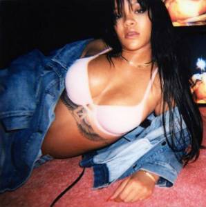 Rihanna 2021 Singer Celebrity Collection-q7nhd1x4r6.jpg
