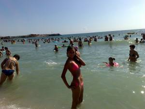On vacation with her mother at Mamaia Beach x30-37nhh1skte.jpg