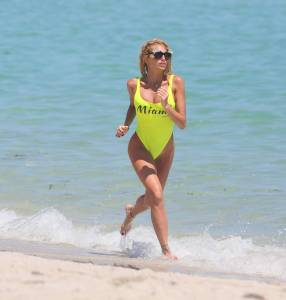 Vicky Xipolitakis â€“ Swimsuit Candids in Miami-z7nhh9100h.jpg