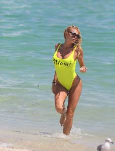 Vicky Xipolitakis â€“ Swimsuit Candids in Miami-q7nhh9dmtk.jpg