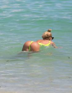 Vicky Xipolitakis â€“ Swimsuit Candids in Miamiz7nhh9705k.jpg