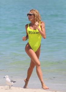 Vicky-Xipolitakis-%C3%A2%E2%82%AC%E2%80%9C-Swimsuit-Candids-in-Miami-q7nhh96lh7.jpg