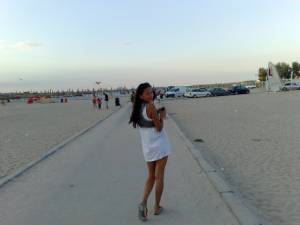 On-vacation-with-her-mother-at-Mamaia-Beach-x30-c7nhh18xiw.jpg