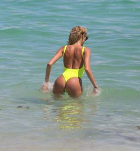 Vicky Xipolitakis â€“ Swimsuit Candids in Miami57nhh8sl4x.jpg