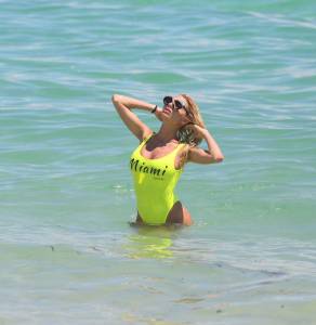Vicky Xipolitakis â€“ Swimsuit Candids in Miami-67nhh8w3pt.jpg