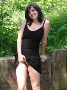 Amateur teen flashing her pussy under a black skirt-47nhir36g2.jpg