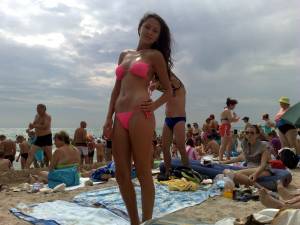 On vacation with her mother at Mamaia Beach x30-d7nhh16k6a.jpg