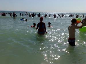 On-vacation-with-her-mother-at-Mamaia-Beach-x30-f7nhh1ribo.jpg