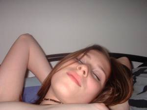 Amateur Girl In And Out Of Her Clothes-l7nh99el04.jpg